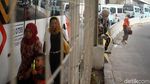 Ogah Lewat Skybridge Tanah Abang, Warga Lompati Separator