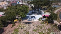 Sampah-sampah itu hampir menutupi seluruh permukaan air di sungai tersebut. Ashri Fathan/detikcom