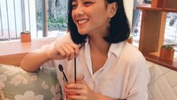 Kali ini, Azaria menyambangi kafe yang mengusung tema homey yang nyaman. Ia memilih segelas minuman dingin. Sluurp! Foto: Instagram azariaavissa