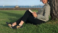 Tak heran Najwa merupakan presenter yang cerdas dan luas wawasannya. Lagi santai di Kota Devonport, dia menyempatkan membaca buku  (Instagram/najwashihab)