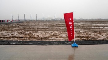 Pabrik di Shanghai ini resmi mulai dibangun dan pada akhir tahun rencananya sudah bisa memproduksi Tesla Model 3 untuk pasar lokal dengan harga lebih terjangkau. Foto: Reuters