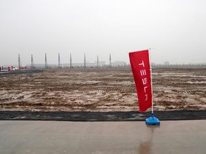 Pangkas Biaya Produksi, Tesla PHK Ribuan Karyawan