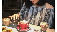 Kali ini, Azaria sedang menikmati segelas cappuccino dan menuangkan sebotol cold brew ke dalam cangkir berwarna merah. Habis ini tinggal diseruput deh. Sluurp! Foto: Instagram azariaavissa