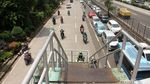 Parah! JPO Kebon Jeruk Juga Bermuara di Tengah Jalan