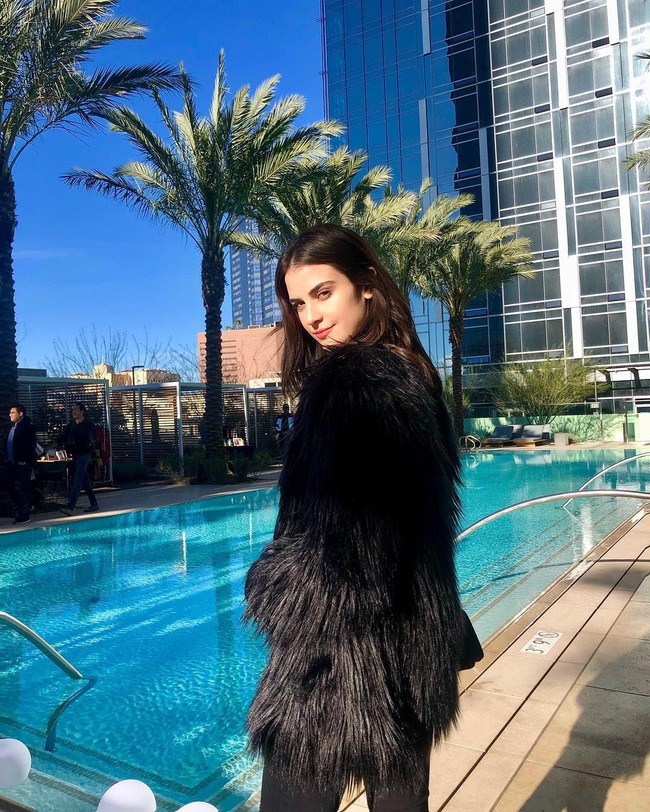 Wanita berambut hitam itu pun jadi bintang Instagram. Followersnya kini 58 ribu dan dijamin akan semakin bertambah setelah sosoknya yang kini jadi viral.  Foto: Instagram (@Kellethcuthbert)