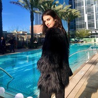 Wanita berambut hitam itu pun jadi bintang Instagram. Followersnya kini 58 ribu dan dijamin akan semakin bertambah setelah sosoknya yang kini jadi viral.  Foto: Instagram (@Kellethcuthbert)