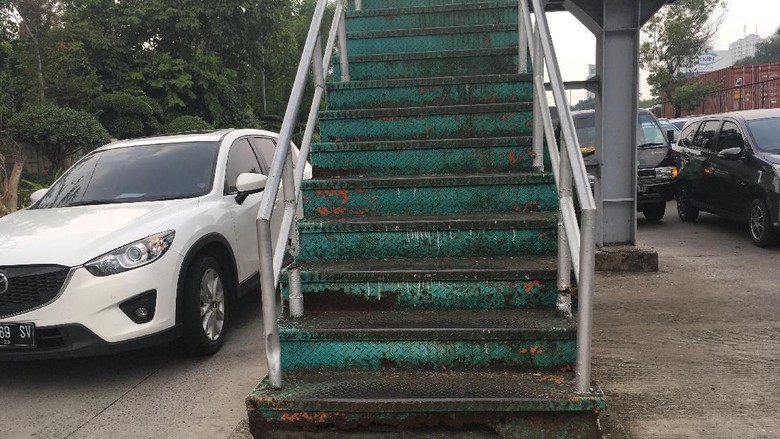 Ada di Tengah Jalan, Tangga JPO di Kebon Jeruk Bikin Warga Waswas Ada di Tengah Jalan, Tangga JPO di Kebon Jeruk Bikin Warga Waswas
