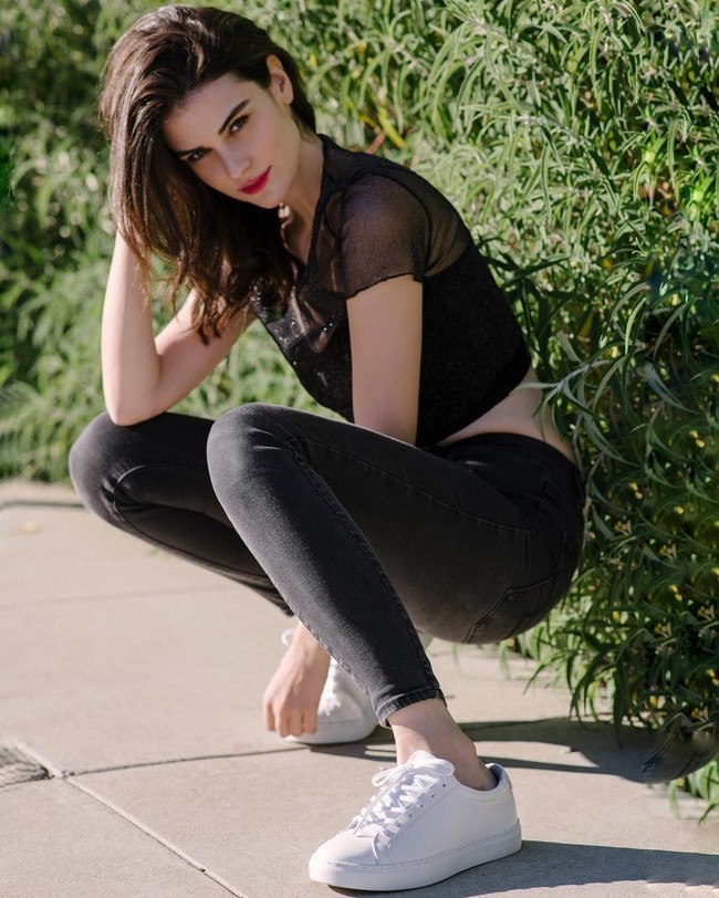 Awalnya, tak ada yang tahu siapa sosok Fiji Water Girl tersebut. Namun sejumlah netizen mengungkapkan sosok di balik gadis pembawa air minum tersebut.  Foto: Instagram (@Kellethcuthbert)