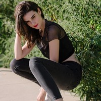 Awalnya, tak ada yang tahu siapa sosok Fiji Water Girl tersebut. Namun sejumlah netizen mengungkapkan sosok di balik gadis pembawa air minum tersebut.  Foto: Instagram (@Kellethcuthbert)