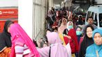 Ogah Lewat Skybridge Tanah Abang, Warga Lompati Separator