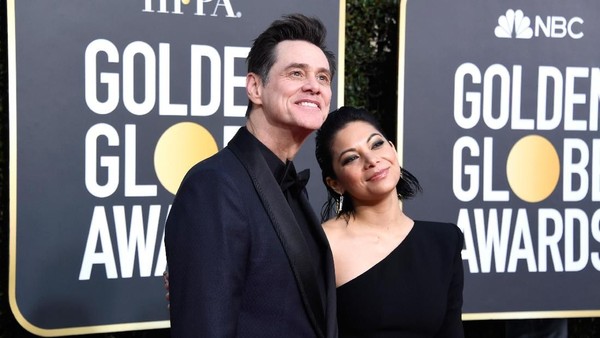 Pelukan dan Ciuman Jim Carrey kepada Kekasih Mudanya