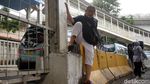 Ogah Lewat Skybridge Tanah Abang, Warga Lompati Separator