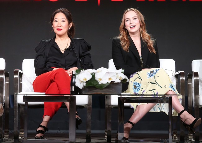 Sandra Oh membawa pulang piala Golden Globes keduanya itu melalui serial Killing Eve. Dalam drama stasiun televisi BBC Amerika tersebut, ia berperan sebagai Eve Polastri, agen mata-mata yang terobsesi untuk mengejar seorang pembunuh berdarah dingin. Foto: Getty Images