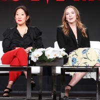 Sandra Oh membawa pulang piala Golden Globes keduanya itu melalui serial Killing Eve. Dalam drama stasiun televisi BBC Amerika tersebut, ia berperan sebagai Eve Polastri, agen mata-mata yang terobsesi untuk mengejar seorang pembunuh berdarah dingin. Foto: Getty Images