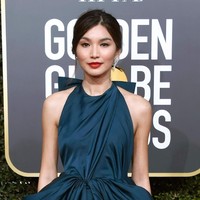 Gemma juga menyempurnakan gayanya dengan anting berlian. Untuk riasan, ia memilih tampilan yang natural dengan aksen pada bibir yang merah merona. (Foto: Getty Images)