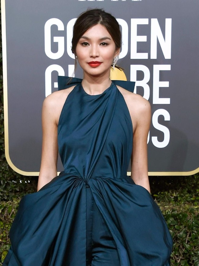 Gemma juga menyempurnakan gayanya dengan anting berlian. Untuk riasan, ia memilih tampilan yang natural dengan aksen pada bibir yang merah merona. (Foto: Getty Images)