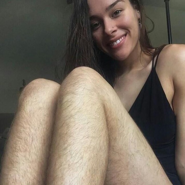 Dengan hashtag #januhairy, banyak wanita yang pamer bulu kaki, ketiak hingga area intim mereka di Instagram.  Foto: Instagram/@janu_hairy