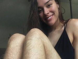 Wanita Cantik Ini Buat Gerakan Pamer Bulu Ketiak dan Kaki di Instagram