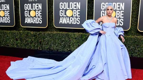 Lady Gaga Dihujani Ciuman di Golden Globe 2019 Lady Gaga Dihujani Ciuman di Golden Globe 2019