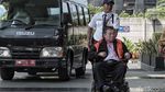 Pakai Kursi Roda, Tahanan KPK Ini Tidak Diborgol