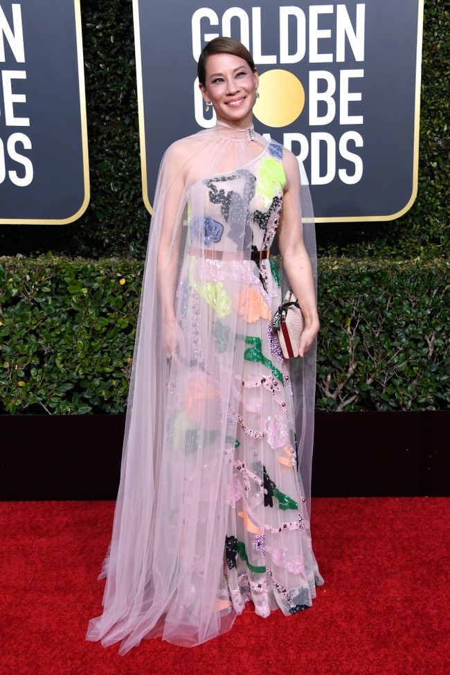 Aktris Lucy Liu bergaun dust pink dengan aksen warna-warni yang artsy. (Foto: Getty Images)