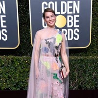 Aktris Lucy Liu bergaun dust pink dengan aksen warna-warni yang artsy. (Foto: Getty Images)