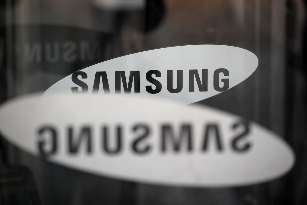 FILE PHOTO - The logo of Samsung Electronics is seen at its office building in Seoul, South Korea, March 23, 2018.   REUTERS/Kim Hong-Ji/File Photo