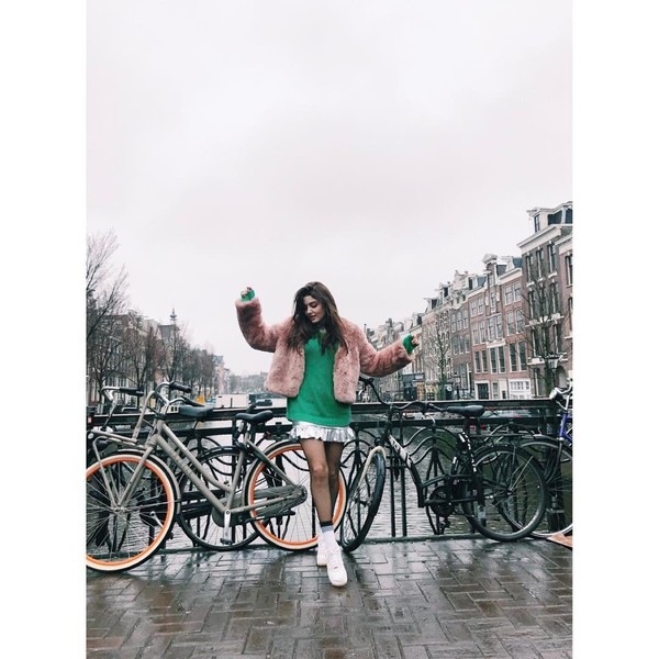 Hi from Amsterdam! tulisnya di caption saat dia berlibur di Belanda. (handemiyy/Instagram)
