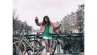Hi from Amsterdam! tulisnya di caption saat dia berlibur di Belanda. (handemiyy/Instagram)