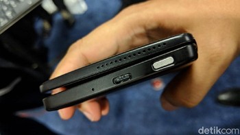 Bagian bawah terdapat slot SIM card, jack audio 3,5 mm dan port  USB type C. Foto: Adi Fida Rahman/detikINET