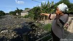Sungai Penuh Sampah di Tarumajaya Bekasi Bikin Bau