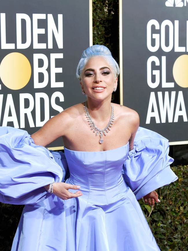 Lady Gaga juga menyempurnakan gayanya dengan perhiasan berlian bernama ‘Aurora’ dari Tiffany & Co. yang dirancang khusus untuknya serta hair-do beraksen highlight yang warnanya senada dengan gaunnya. Perhiasan tersebut ditaksir bernilai 3,2 juta poundsterling atau sekitar Rp 58 miliar. (Foto: Getty Images)