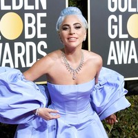 Lady Gaga juga menyempurnakan gayanya dengan perhiasan berlian bernama ‘Aurora’ dari Tiffany & Co. yang dirancang khusus untuknya serta hair-do beraksen highlight yang warnanya senada dengan gaunnya. Perhiasan tersebut ditaksir bernilai 3,2 juta poundsterling atau sekitar Rp 58 miliar. (Foto: Getty Images)