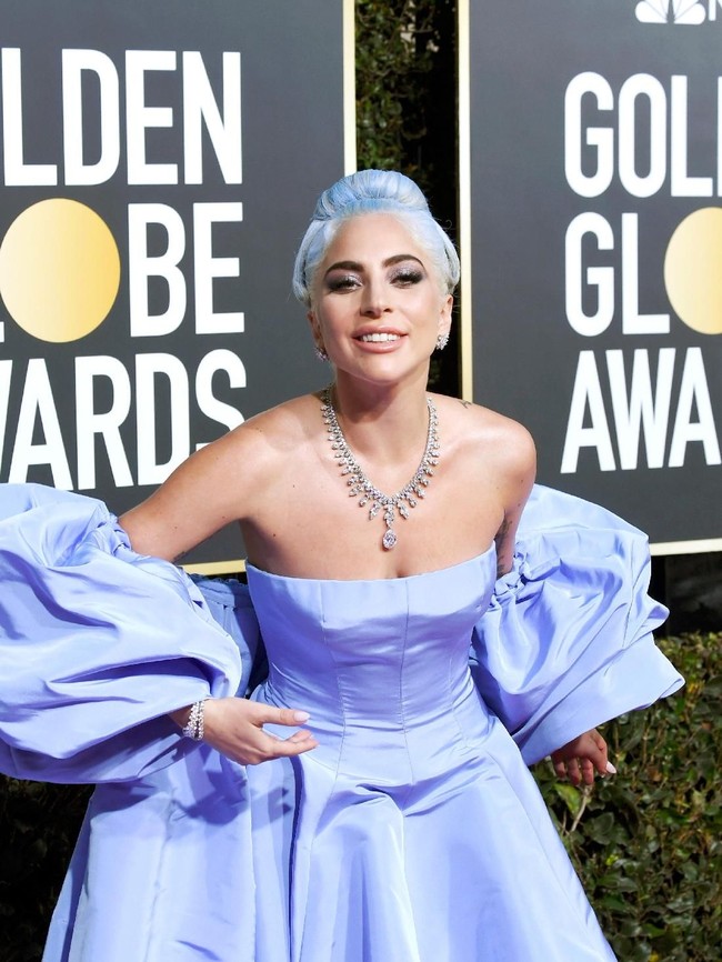 Penyanyi bernama lahir Stefani Joanne Angelina Germanotta ini lalu melengkapi gaya glamornya dengan perhiasan berlian dari Tiffany & Co.. (Foto: Getty Images)