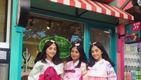Bersama Azel, Azaria mengenakan hanbok di sebuah kafe bernuansa Korea Selatan. Ada sebuah vanding machine di samping mereka kala itu. Di mana ya ini? Foto: Instagram azariaavissa