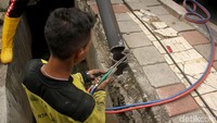 Sejumlah petugas dari Sudin Bina Marga juga menurunkan sejumlah tiang dari Jalan Budi Raya sampai Rawa Belong.  