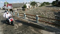 Seorang pengendara melintas di jembatan yang di bawahnya dipenuhi oleh sampah. Agung Pambudhy/detikcom.