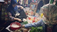 Mumpung libur, belanja ke pasar tradisional deket rumah..krn si anak lanang minta dimasakin ini-itu😊😊, tulis Jane di keterangan foto. Foto: Instagram janeshalimar_1