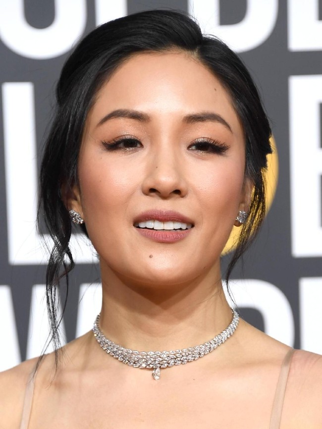 Turut memaksimalkan gayanya, deretan perhiasan berlian termasuk choker berdesain simpel yang melingkari lehernya. Constance hadir sebagai nomine aktris terbaik film komedi berkat perannya di Crazy Rich Asians. Ia menjadi aktris asal Asia pertama yang dinominasikan dalam kategori tersebut. Crazy Rich Asians juga mendapat nominasi film komedi/musikal terbaik. (Foto: Getty Images)