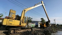 Sebuah truk juga tersedia untuk mengangkut sampah ke tempat pembuangan akhir.