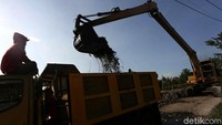 Diperkirakan volume sampah di Kali Pisang Batu diperkirakan mencapai 200 truk atau 1.400 kubik. Sampah-sampah itu pun banyak didominasi dengan sampah plastik dan sampah rumah tangga.  