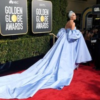 Untuk momen spesial tersebut, gaun couture dari Maison Valentino menjadi andalan sang ‘Mother Monster’. Gaun biru tersebut hadir dengan lengan bervolume serta ekor yang panjang sehingga meninggalkan kesan yang dramatis. (Foto: Getty Images)