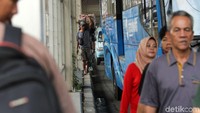 Sopir trans Jakarta juga mengeluh karena takut warga terserempet.