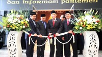 Ketua DPR Bambang Soesatyo didampingi wakil DPR Fahri Hamzah, Fadli Zon dan Agus Hermanto meresmikan ruang pusat penyiaran dan informasi parlemen di Gedung Nusantara Nusantara I DPR Kompleks Parlemen Senayan, Jakarta, Senin (7/1/2019).