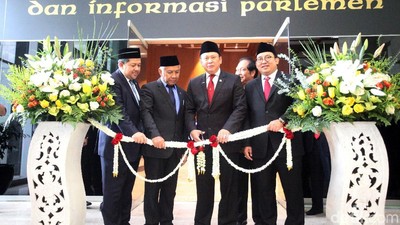 Potong Pita, Bamsoet Resmikan Ruang Informasi Parlemen