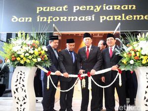 Potong Pita, Bamsoet Resmikan Ruang Informasi Parlemen