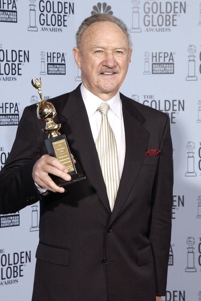 selebriti stop jadi terkenal BEVERLY HILLS, CA - JANUARY 19: Actor Gene Hackman poses with his Cecil B. Demille Award backstage during the 60th Annual Golden Globe Awards at the Beverly Hilton Hotel on January 19, 2003 in Beverly Hills, California. (Photo by Robert Mora/Getty Images)