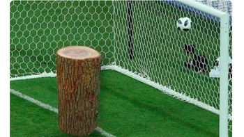 Performa buruk kiper Thibaut Courtois yang di sini digambarkan seperti sebatang kayu yang tak bereaksi apa-apa. Foto: istimewa