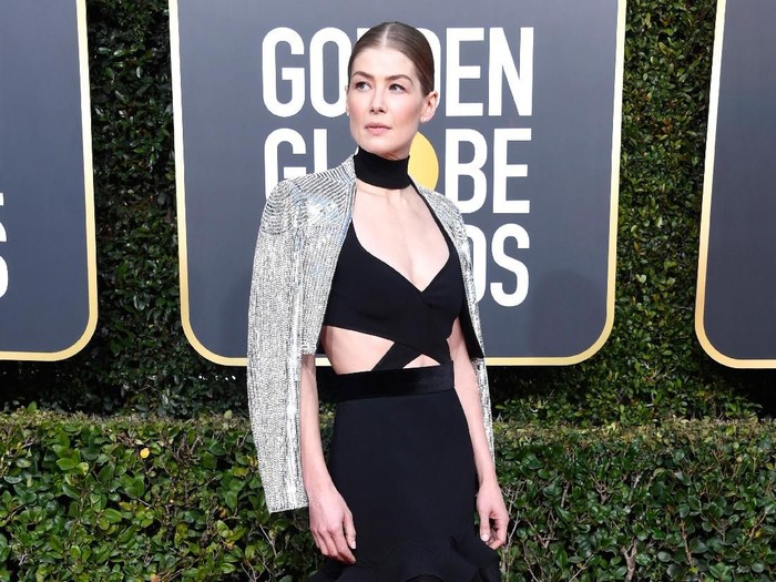 BEVERLY HILLS, CA - JANUARY 06:  Rosamund Pike  attends the 76th Annual Golden Globe Awards at The Beverly Hilton Hotel on January 6, 2019 in Beverly Hills, California.  (Photo by Frazer Harrison/Getty Images)
