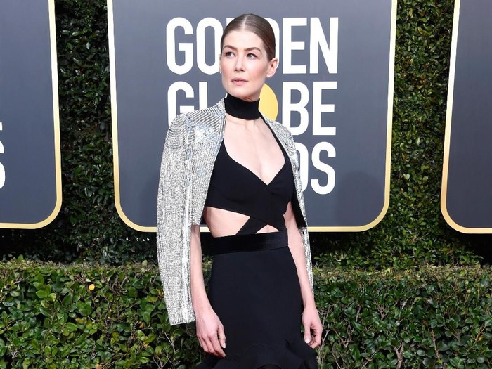 Rosamund Pike BEVERLY HILLS, CA - JANUARY 06: Rosamund Pike attends the 76th Annual Golden Globe Awards at The Beverly Hilton Hotel on January 6, 2019 in Beverly Hills, California. (Photo by Frazer Harrison/Getty Images)